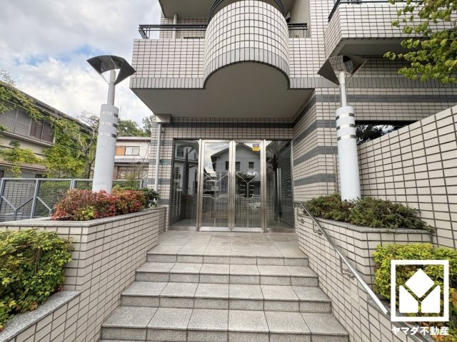 プレスティージュ苦楽園のエントランス|緑に囲まれたエントランスが、都会の喧騒を忘れさせる。自然と調和する、美しい迎賓空間。