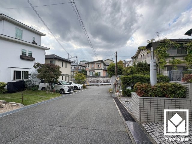 プレスティージュ苦楽園の周辺|敷地内に駐車場を設置（月額20000円）。重い荷物や雨の日の移動もスムーズで、快適なカーライフを実現。空き状況等の詳細は弊社スタッフまでお気軽にお問い合わせください。