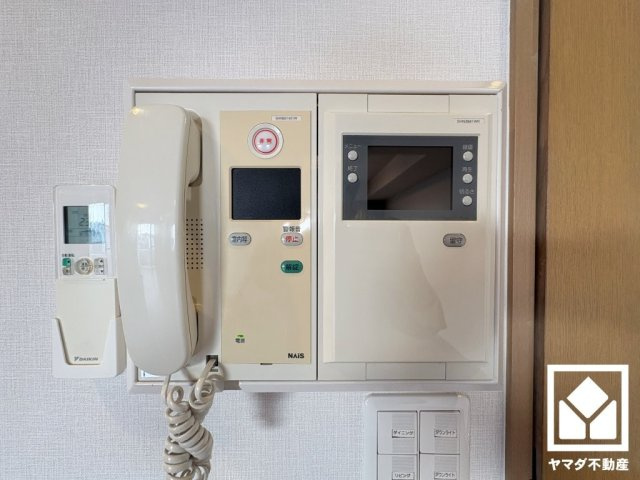 プレスティージュ苦楽園の防犯設備|突然の来訪時にも防犯面で心強いモニター付きインターホンを設置。お留守番中のお子様も、室内からスムーズに相手の確認ができます。