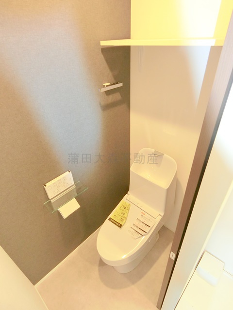 グランステージ西蒲田のトイレ|吊り棚と温水洗浄便座付きのトイレ　