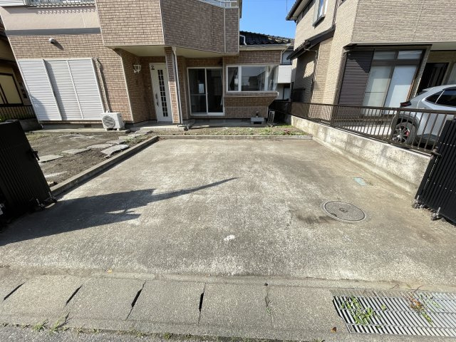 藤岡市藤岡　中古1699の駐車場