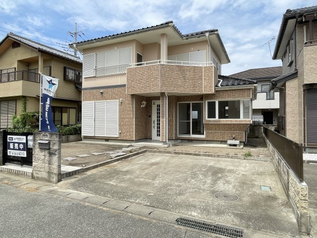 藤岡市藤岡　中古1699の外観|ナチュラルで飽きの来ないデザインは流行に左右されない家の形です。外構も綺麗に仕上がっています(^▽^)/

