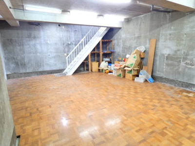 【その他】 | 南平戸建 | 楽器演奏、シアタールーム、ビリヤード、ホームパーティーなどに利用できる
24.2帖の広々したプレイルームがあります♪