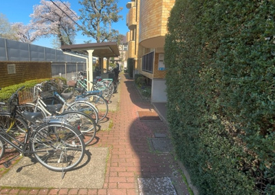 【その他共用部分】 | ライオンズマンション相模大野第弐Ａ館 | 共用部分は、一棟の建物に住む区分所有者全員が共同で所有するとし、共用部分の管理、補修などは、区分所有者で形成される管理組合が行います。個人の判断で勝手に変更することはできませんので覚えておきましょう。