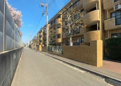【現況写真】 | ライオンズマンション相模大野第弐Ａ館 | 景色重視でお家選ぶをするとスーパーが遠い！学校が遠い！など生活をするうえで利便性で困ることもあります。まず一度現地を見学する際に、周辺の施設などがあるかを確認し、暮らし始めた後のことを想像しましょう。