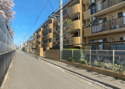 【構造・工法・仕様】 | ライオンズマンション相模大野第弐Ａ館 | ＲＣ造、Reinforced Concreteは直訳すると補強されたコンクリートです。主に柱や梁・床・壁が鉄筋とコンクリートで構成おり、鉄筋を組んだ型枠にコンクリートを流し込んで固めたものを指します。