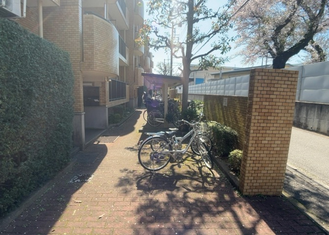 【駐車場】 | ライオンズマンション相模大野第弐Ａ館 | 車一台あたりに必要なスペースは、標準サイズの普通自動車で横幅2m50cm、長さ5mは必要になります。ただし、乗降のことも考慮して横幅3m30cm、長さ5m50cmほどは確保できるところを選びましょう。