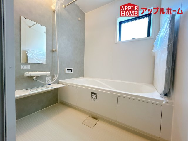 [新築住宅] 鴻巣市鴻巣 第2 全3棟の浴室|窓付きのバスルームは、採光もあり明るく気持ちの良い空間です。窓があることで、換気環境も良好。掃除もスムーズに出来ます