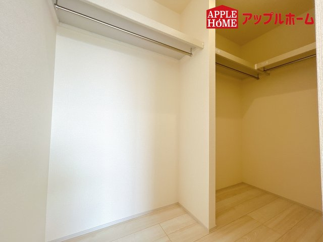[新築住宅] 鴻巣市鴻巣 第2 全3棟の収納|お洋服を大切にされる方に大変喜ばれる、ウォークインクローゼット。お洋服以外にも掃除機やスーツケースなどを一箇所に集約できるのは魅力ですね！扉が一箇所ですので、お部屋の見た目にもスッキリ！