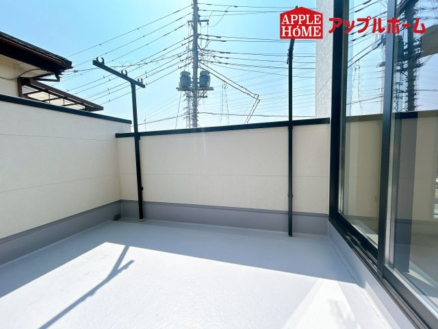 [新築住宅] 鴻巣市鴻巣 第2 全3棟のバルコニー|家族分の洗濯物もしっかり干せます。日当たりも良く、毎日のお洗濯が楽しくなりそう♪お布団は手軽に干せていつもポカポカに☆
