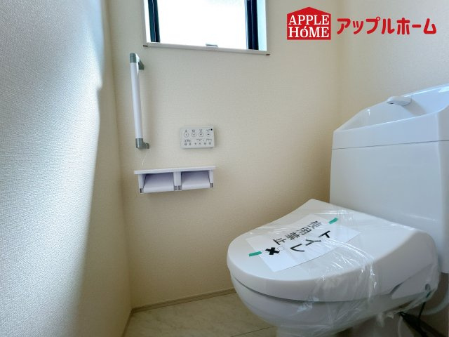 [新築住宅] 鴻巣市鴻巣 第2 全3棟のトイレ|白を基調とした清潔感のある明るい空間。温水洗浄便座付きで、毎日快適・清潔に使用できます。操作しやすい壁面リモコンを採用しています。