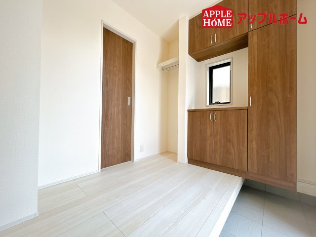 [新築住宅] 鴻巣市鴻巣 第2 全3棟の玄関|住まう人も来客も入った時にワクワクさせてくれるオシャレな玄関♪収納もたっぷりあるので、靴がたくさんあっても安心！