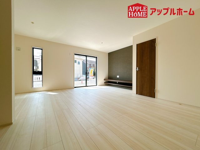 [新築住宅] 鴻巣市鴻巣 第2 全3棟の居間・リビング|窓から差し込む光で家族を温かく包み込みます。明るいリビングで子育てする喜びを☆いつでも見学可能です！