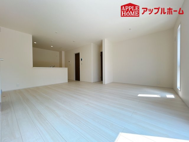 [新築住宅] 鴻巣市鴻巣 第2 全3棟の居間・リビング|１日の長い時間を過ごす大切なリビングだから、広さ日当たりとことんこだわりましょう♪ぜひこの空間を実際にご体感ください！