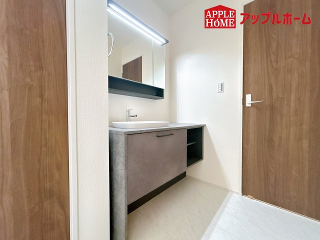[新築住宅] 鴻巣市鴻巣 第2 全3棟の独立洗面台|ゆとりの洗面スペースで朝の身支度も快適スムーズに。３面鏡で髪のセットやお化粧もストレスなくこなせ、朝から気分良く通勤通学に向かえそうですね！鏡の裏にはたっぷりと収納スペースを標準装備