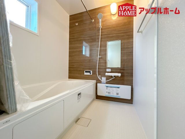 [新築住宅] 鴻巣市鴻巣 第2 全3棟の浴室|窓付きのバスルームは、採光もあり明るく気持ちの良い空間です。窓があることで、換気環境も良好。掃除もスムーズに出来ます