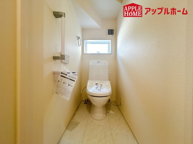 [新築住宅] 鴻巣市鴻巣 第2 全3棟のトイレ|白を基調とした清潔感のある明るい空間。温水洗浄便座付きで、毎日快適・清潔に使用できます。操作しやすい壁面リモコンを採用しています。