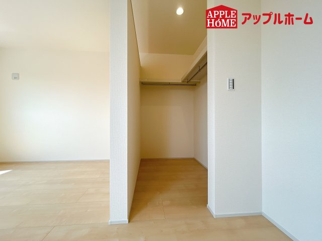 [新築住宅] 鴻巣市鴻巣 第2 全3棟の収納|お洋服を大切にされる方に大変喜ばれる、ウォークインクローゼット。お洋服以外にも掃除機やスーツケースなどを一箇所に集約できるのは魅力ですね！扉が一箇所ですので、お部屋の見た目にもスッキリ！
