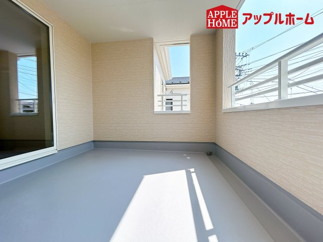 [新築住宅] 鴻巣市鴻巣 第2 全3棟のバルコニー|インナーバルコニーで突然の雨でも安心♪直射日光を防げるので、紫外線を気にせず自然の光や風を感じながら日光浴もできちゃいます♪