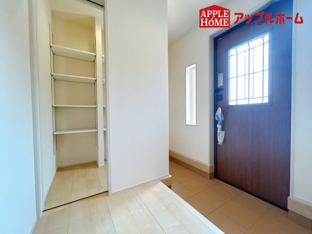 [新築住宅] 鴻巣市鴻巣 第2 全3棟の玄関|住まう人も来客も入った時にワクワクさせてくれるオシャレな玄関♪収納もたっぷりあるので、靴がたくさんあっても安心！