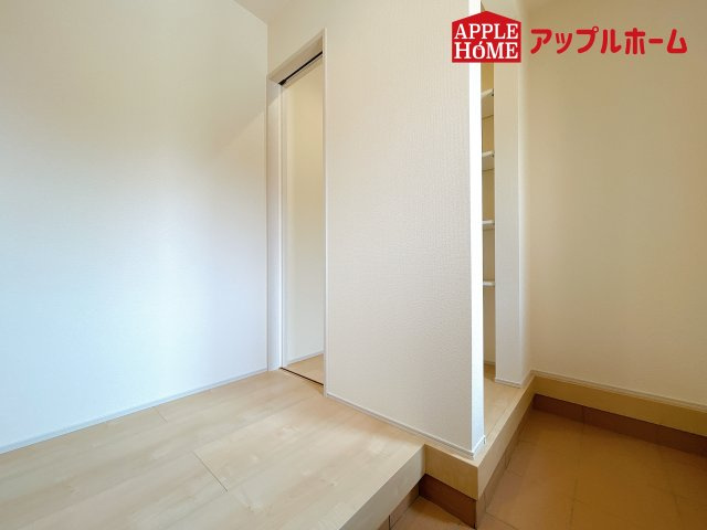 [新築住宅] 鴻巣市鴻巣 第2 全3棟の玄関|明るく清潔感のある玄関でお客様を迎えるスペースをパッと明るい印象に！大容量の収納力で大家族の履物もすっきり収納できます♪