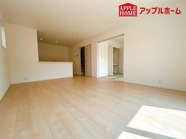[新築住宅] 鴻巣市鴻巣 第2 全3棟の居間・リビング|窓から差し込む光で家族を温かく包み込みます。明るいリビングで子育てする喜びを☆いつでも見学可能です！