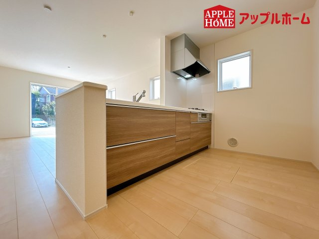 [新築住宅] 鴻巣市鴻巣 第2 全3棟のキッチン|見栄えもよくお手入れもスムーズに出来ます。豊富な収納力もございますので、キッチンスペースをスッキリとお使い頂けそうです。