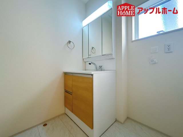 [新築住宅] 鴻巣市鴻巣 第2 全3棟の独立洗面台|ゆとりの洗面スペースで朝の身支度も快適スムーズに。３面鏡で髪のセットやお化粧もストレスなくこなせ、朝から気分良く通勤通学に向かえそうですね！鏡の裏にはたっぷりと収納スペースを標準装備