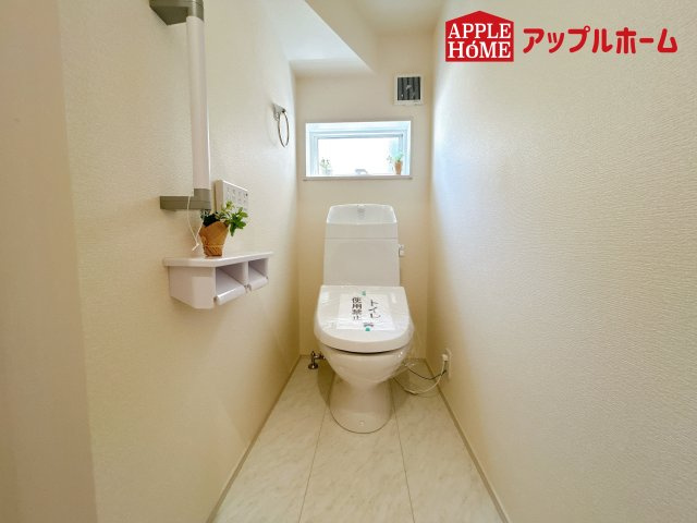 [新築住宅] 鴻巣市鴻巣 第2 全3棟のトイレ|白を基調とした清潔感のある明るい空間。温水洗浄便座付きで、毎日快適・清潔に使用できます。操作しやすい壁面リモコンを採用しています。