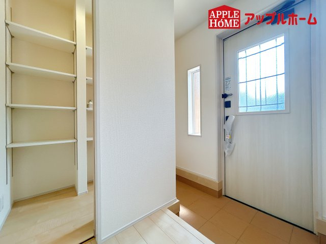 [新築住宅] 鴻巣市鴻巣 第2 全3棟の玄関|住まう人も来客も入った時にワクワクさせてくれるオシャレな玄関♪収納もたっぷりあるので、靴がたくさんあっても安心！