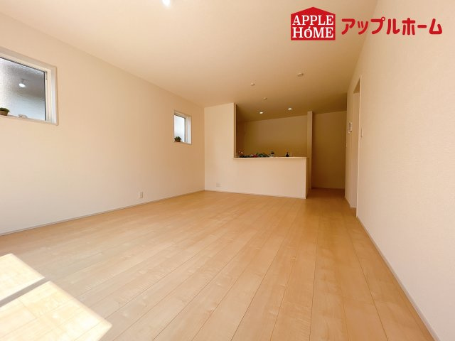 [新築住宅] 鴻巣市鴻巣 第2 全3棟の居間・リビング|広々リビング×対面キッチンで家族の会話も弾みます♪家族団らんの秘訣は間取りにあり☆夢のマイホームを一緒に叶えましょう！