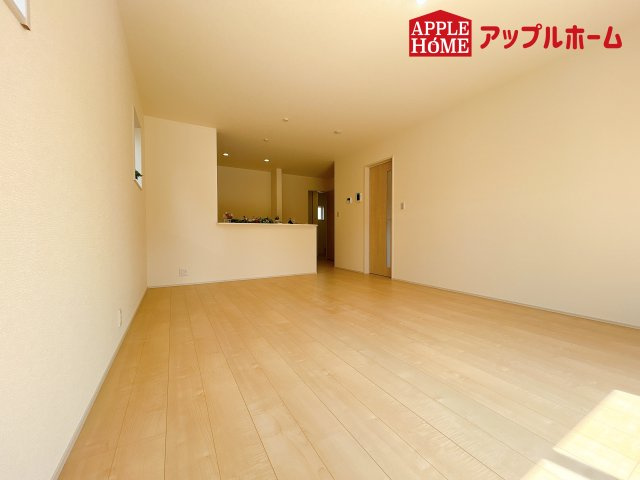 [新築住宅] 鴻巣市鴻巣 第2 全3棟の居間・リビング|窓から差し込む光で家族を温かく包み込みます。明るいリビングで子育てする喜びを☆いつでも見学可能です！