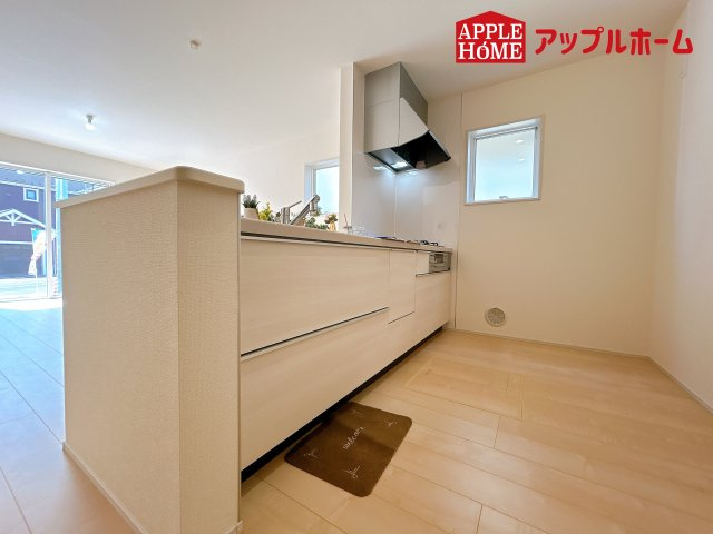 [新築住宅] 鴻巣市鴻巣 第2 全3棟のキッチン|見栄えもよくお手入れもスムーズに出来ます。豊富な収納力もございますので、キッチンスペースをスッキリとお使い頂けそうです。
