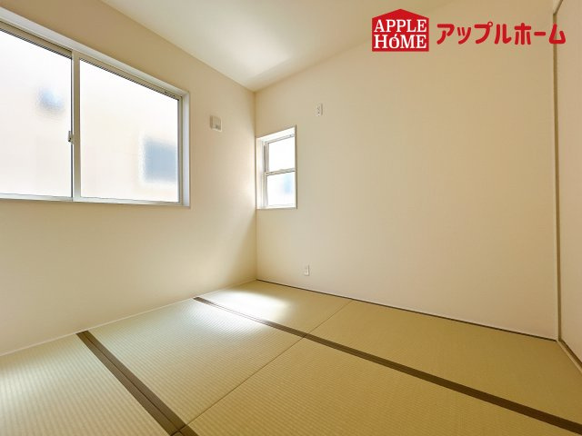 [新築住宅] 鴻巣市鴻巣 第2 全3棟の和室|広々とした居住空間は日々の暮らしを彩り、心のやすらぎと満足感を与えてくれます。通風と採光を考慮した設計は子供たちはのびのび育ち、家族でくつろぎと団らんを生み出します。