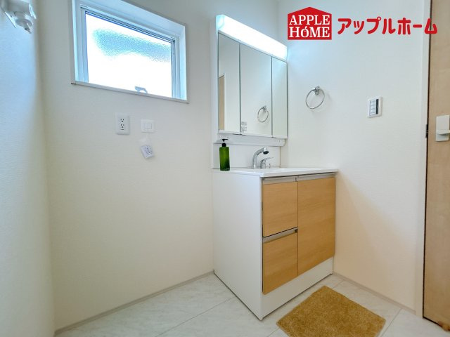 [新築住宅] 鴻巣市鴻巣 第2 全3棟の独立洗面台|ゆとりの洗面スペースで朝の身支度も快適スムーズに。３面鏡で髪のセットやお化粧もストレスなくこなせ、朝から気分良く通勤通学に向かえそうですね！鏡の裏にはたっぷりと収納スペースを標準装備
