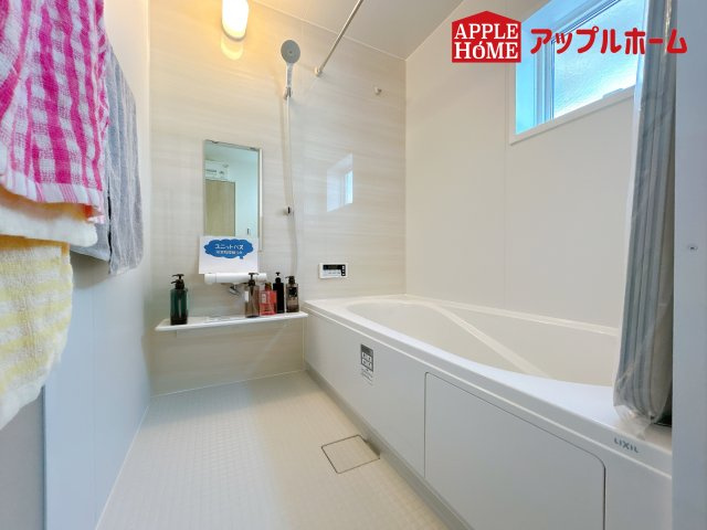 [新築住宅] 鴻巣市鴻巣 第2 全3棟の浴室|窓付きのバスルームは、採光もあり明るく気持ちの良い空間です。窓があることで、換気環境も良好。掃除もスムーズに出来ます