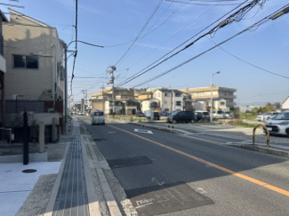 【前面道路含む現地写真】 | 北野田　建築条件付売土地 | 周辺にはスーパーや薬局など、商業施設がそろっていますよ！とても住みやすい環境です！
