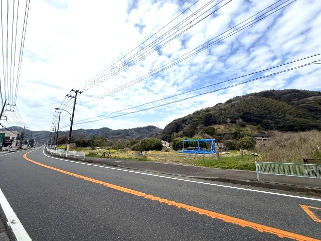 資材置場など　建築不可　更地の前面道路含む現地写真|前面道路