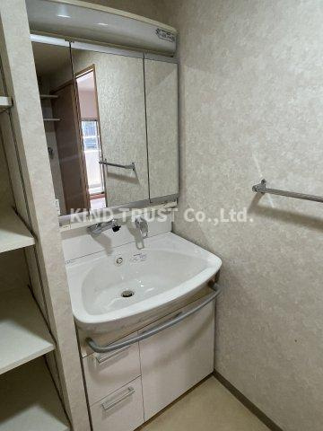 アドバンテージ天神橋の洗面所|明るい洗面所です