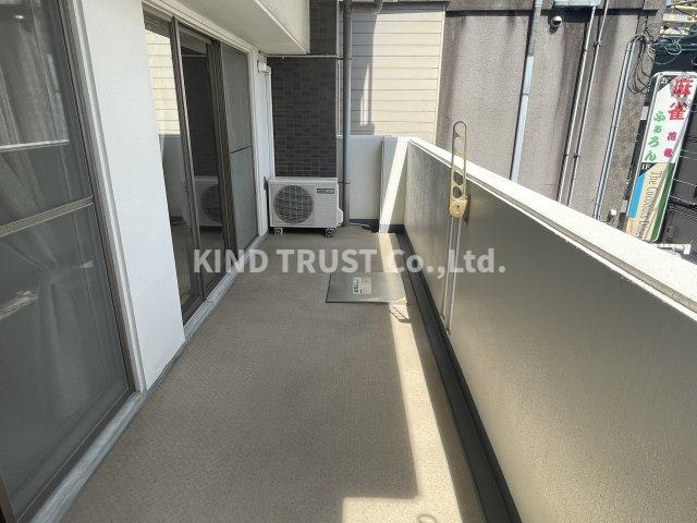 アドバンテージ天神橋のバルコニー|外からの目が気にならないバルコニーで洗濯物が干せます