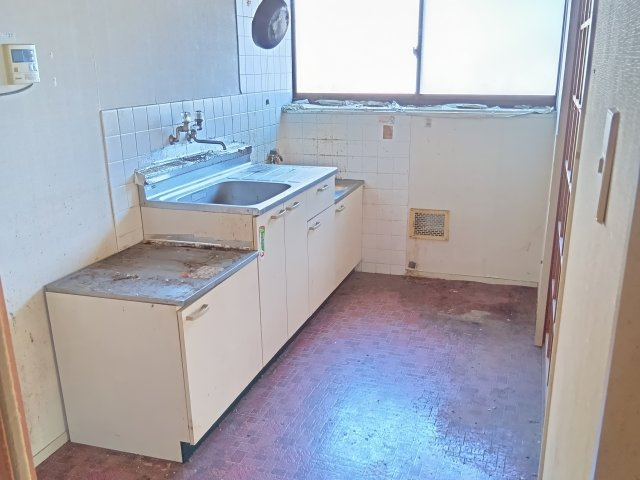 金沢市末町中古建てのキッチン|コンパクトなキッチンで掃除もラクラク