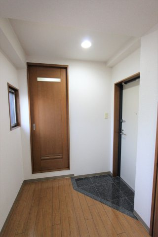 ルーセントハウスＭの玄関