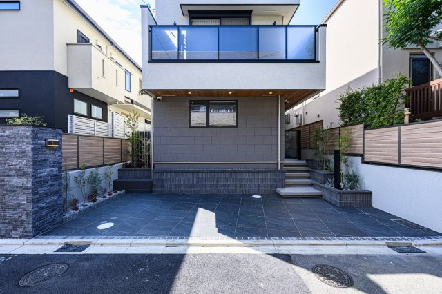 世田谷区玉川　完成デザイナーズ住宅の駐車場