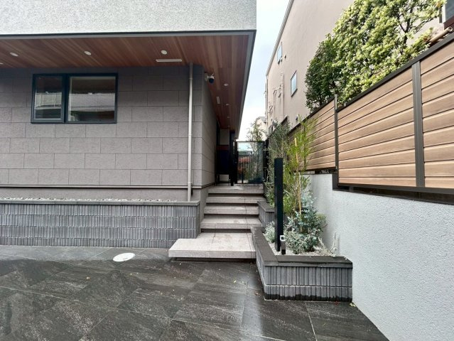 世田谷区玉川　完成デザイナーズ住宅のその他|2026.04.10撮影　玄関までのアプローチ