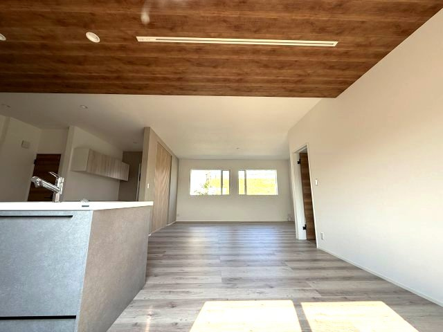 2LDK＋カースペース　三菱エコキュートの居間・リビング|明るいリビング