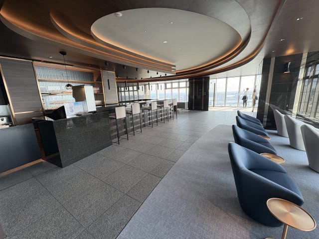 【SKY ROUNGE】48F/アーバンビューとオーシャンビューを一度に愉しむことのできる贅沢な共用部。
