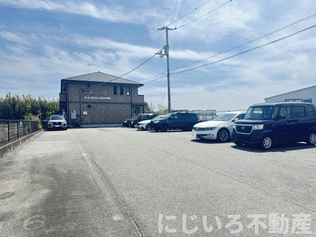 コート・セジュールなかがわの駐車場
