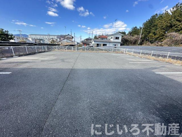 メゾンラメールAの駐車場
