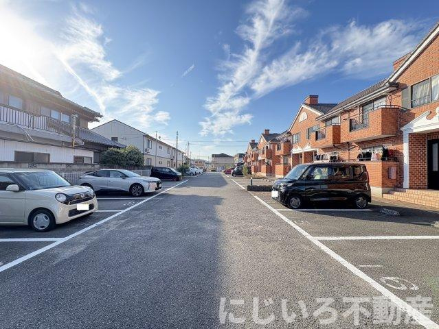 ヨーロピアンシャレ―芝Bの駐車場
