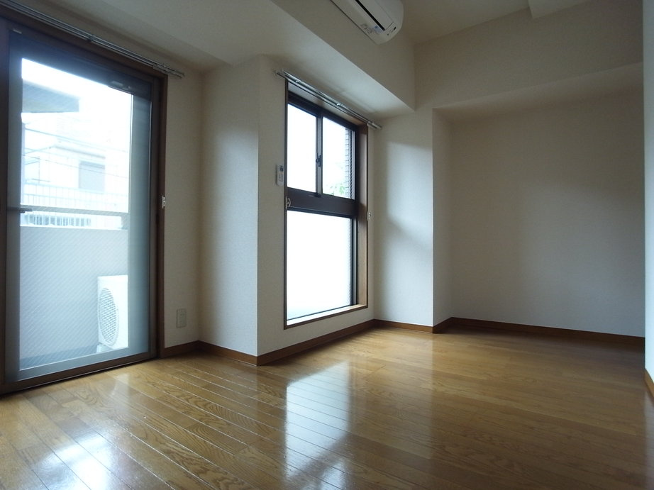 サンテミリオン目白の居間・リビング|フローリングでお掃除ラクラク♪（同一仕様写真）